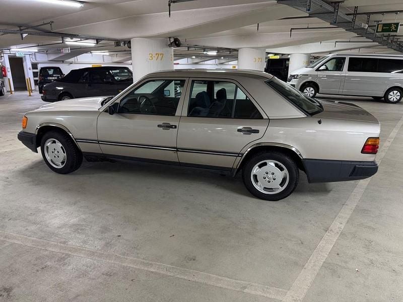 Gebraucht Mercedes E230 132 PS (97 kW) 1986 Beige Limousine
