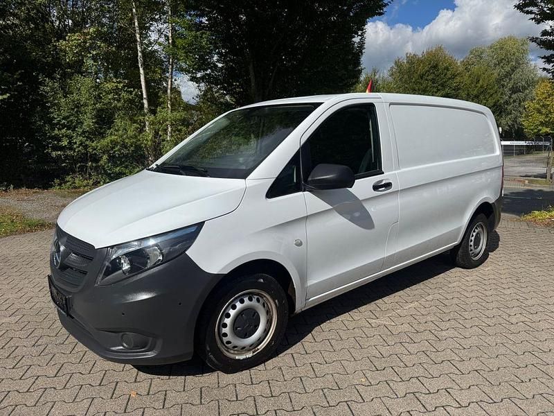Weiß Gebraucht 2020 Mercedes Vito Van / Kleinbus | 13.900 € (Guter Preis) - Bild 1/4