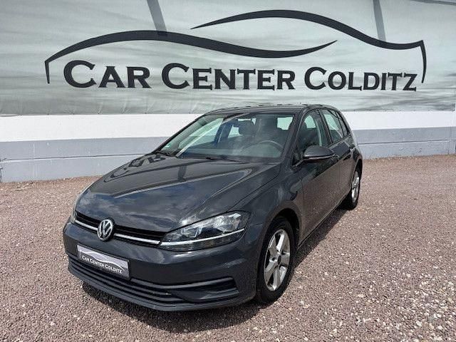 Grau Gebraucht 2018 VW Golf VII Trendline Limousine | 8.400 € - Bild 1/4