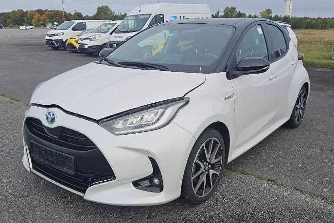 Weiß Gebraucht 2020 Toyota Yaris Hybrid Sport Kleinwagen | 16.499 € (Superpreis) - Bild 1/4