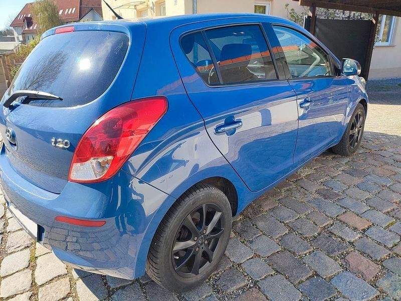 Gebraucht Hyundai i20 101 PS (74 kW) 2014 Blau Kleinwagen