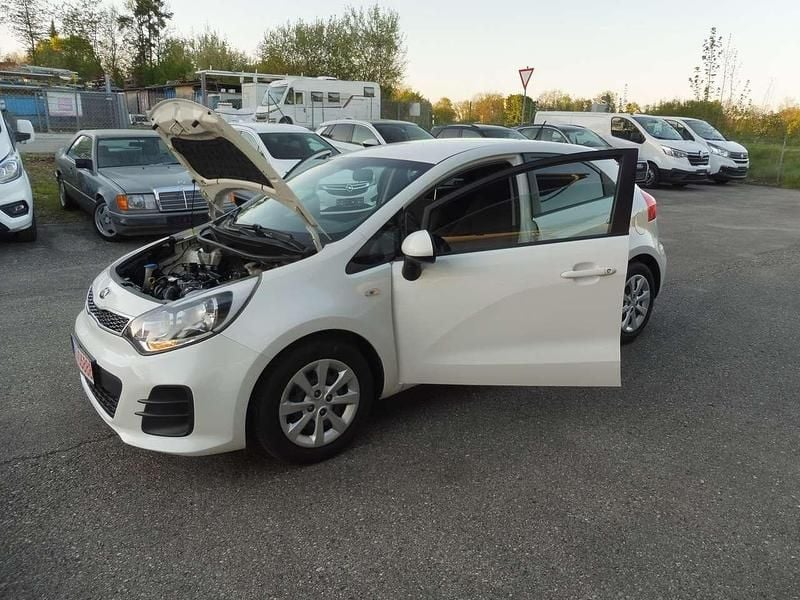 Gebraucht Kia Rio Attract 86 PS (63 kW) 2015 (ud) clear white Kleinwagen