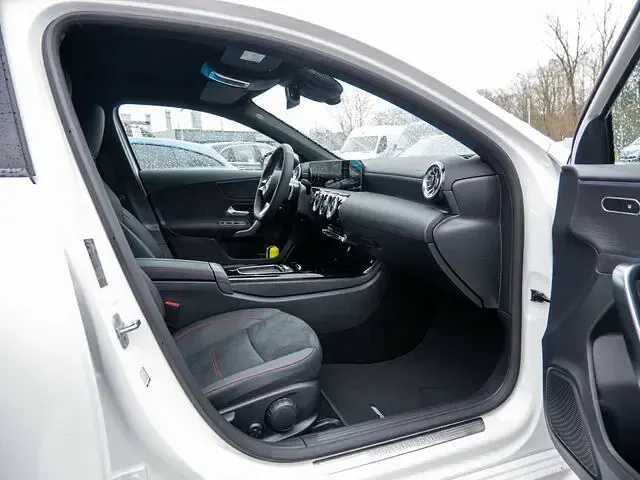 Gebraucht Mercedes A200 AMG line 150 PS (110 kW) 2025 Weiß Coupé
