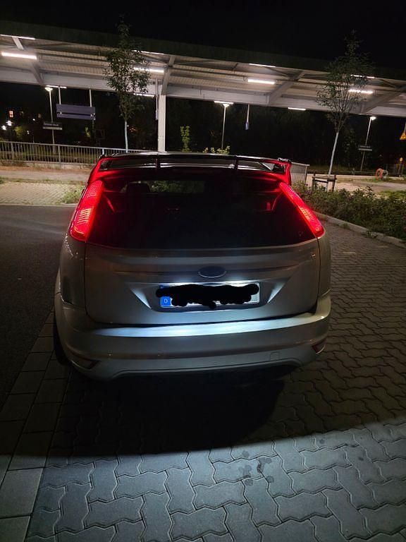 Grau Gebraucht 2010 Ford Focus Ghia Limousine | 5.000 € (Fairer Preis) - Bild 1/4