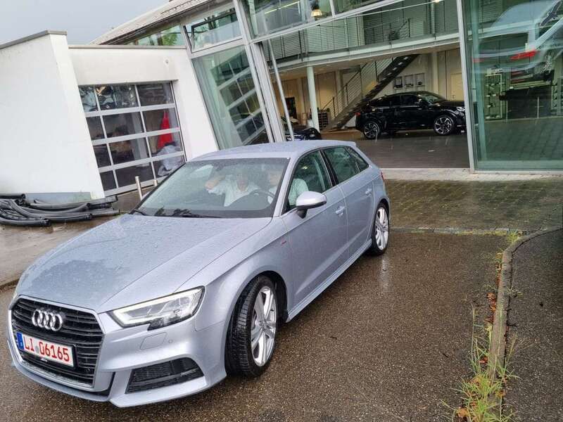 Grau Gebraucht 2019 Audi A3 Sportback Design Limousine | 22.000 € (Etwas zu teuer) - Bild 1/4