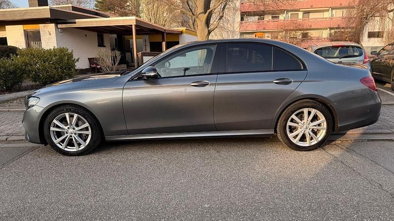 Gebraucht Mercedes E220 AMG 194 PS (142 kW) 2019 Grau Limousine