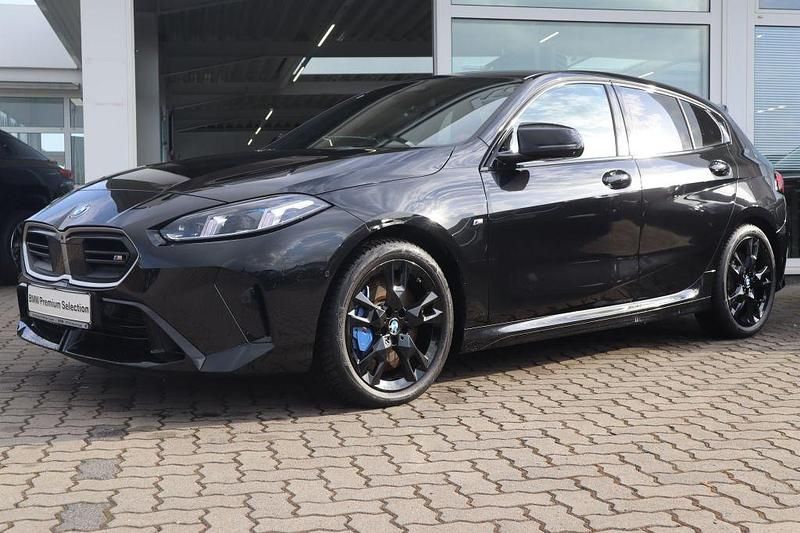 Gebraucht BMW M135 Performance 300 PS (220 kW) 2025 Saphirschwarz Kleinwagen