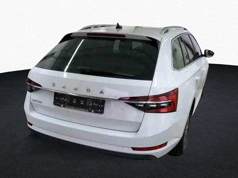 Gebraucht Skoda Superb Style 200 PS (147 kW) 2023 Moonweiss metallic Kombi