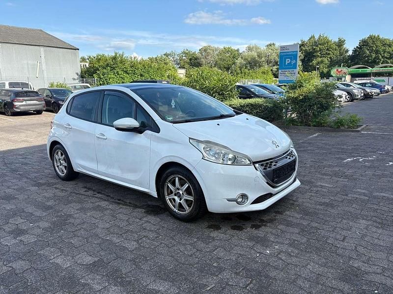 Gebraucht Peugeot 208 Active 68 PS (50 kW) 2012 Lack weiss banquise Kleinwagen