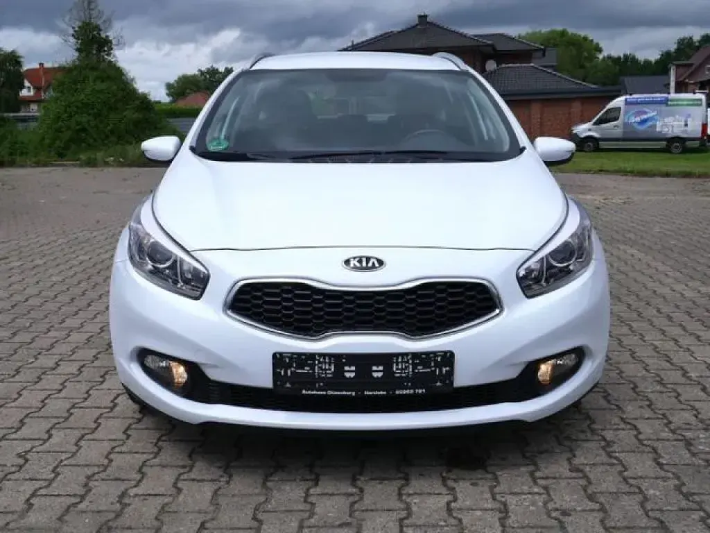 Gebraucht Kia Ceed 135 PS (99 kW) 2013 Casa white Kleinwagen
