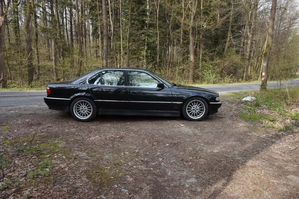 Gebraucht BMW 750 Sport Line 326 PS (239 kW) 2000 Schwarz Limousine