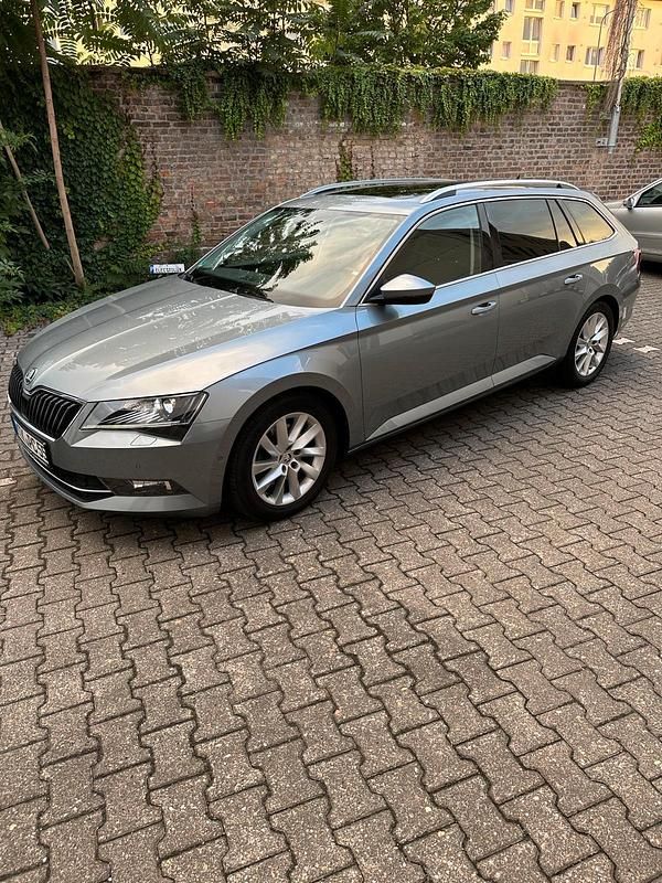 Grau Gebraucht 2018 Skoda Superb Premium Edition Kombi | 17.000 € (Guter Preis) - Bild 1/4