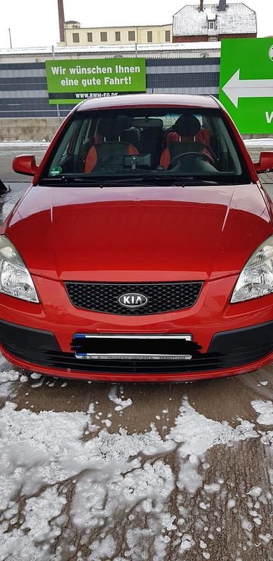 Rot Gebraucht 2009 Kia Rio Limousine | 3.900 € (Etwas zu teuer) - Bild 1/4