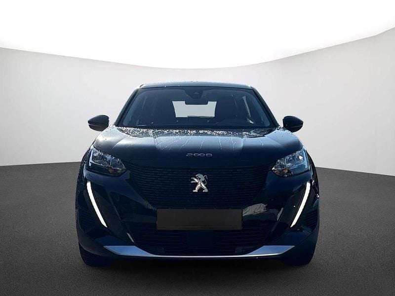 Gebraucht Peugeot e-2008 Active 100 kW (136 PS) 2022 Lackierung schwarz perla nera/typ aussenverkleidung metalliclackierung SUV