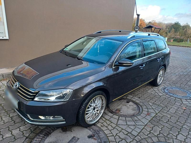 Braun Gebraucht 2011 VW Passat Kombi | 6.999 € (Teuer) - Bild 1/4