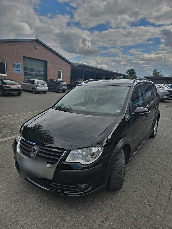 Schwarz Gebraucht 2010 VW Touran Cross Van / Kleinbus | 8.500 € (Fairer Preis) - Bild 1/4