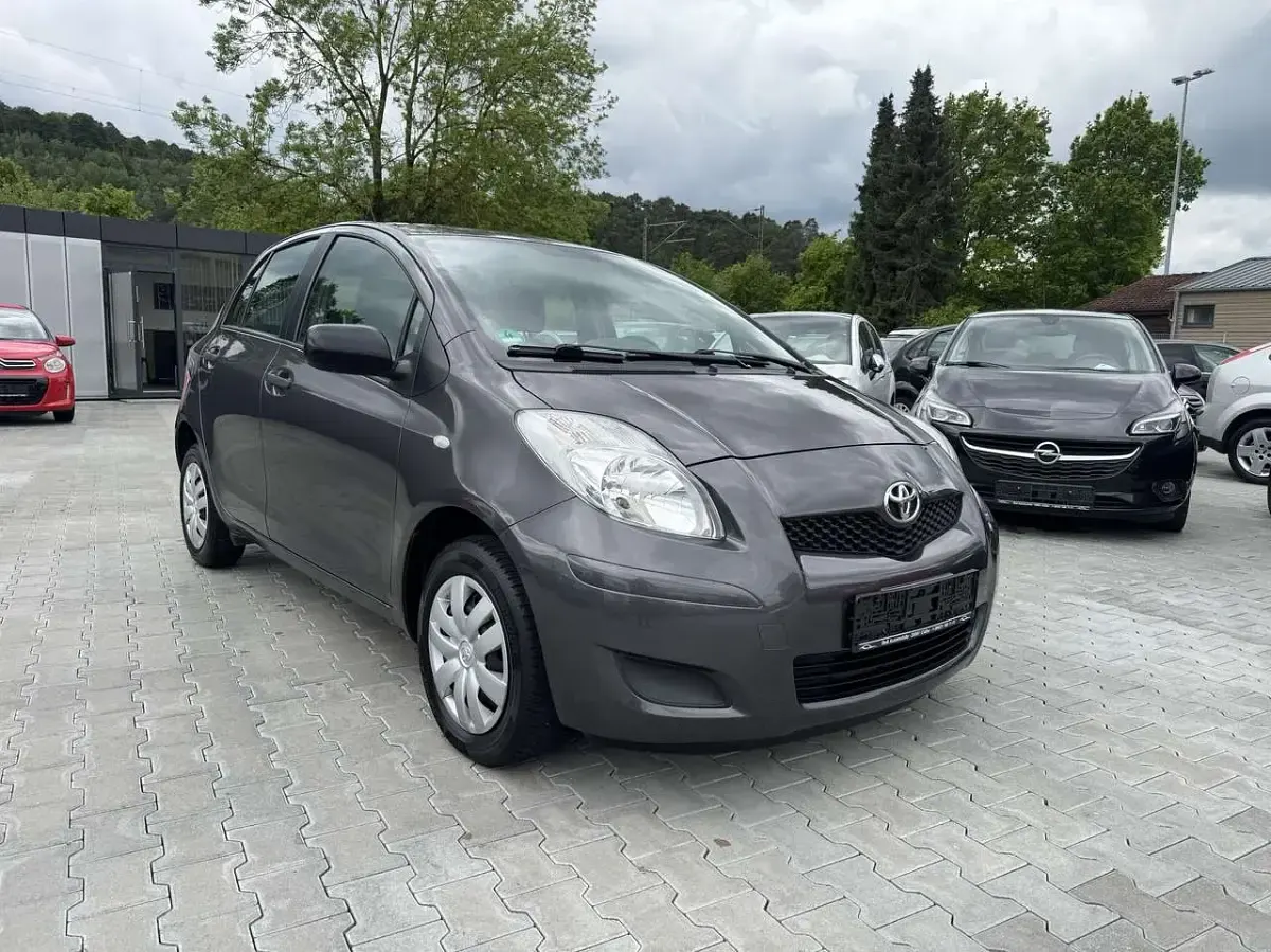 Gebraucht Toyota Yaris Basis 69 PS (50 kW) 2009 Grey metallic Kleinwagen