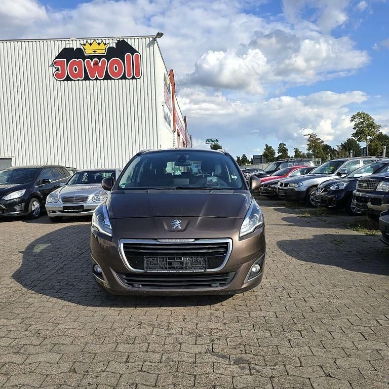 Braun Gebraucht 2015 Peugeot 5008 Van / Kleinbus | 4.450 € (Guter Preis) - Bild 1/4
