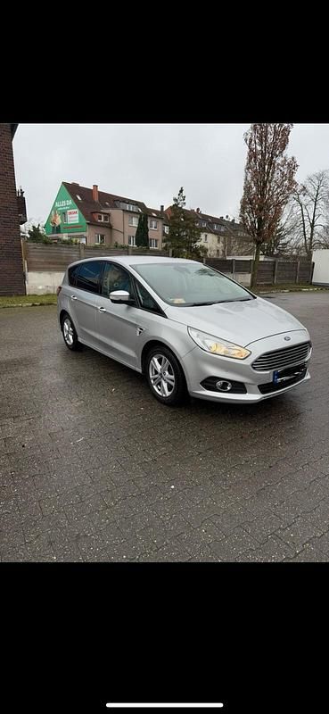 Silber Gebraucht 2016 Ford S-MAX S Van / Kleinbus | 8.999 € (Guter Preis) - Bild 1/4