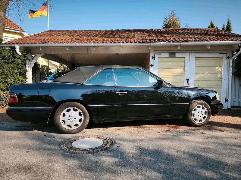 Gebraucht Mercedes E220 150 PS (110 kW) 1994 Schwarz Cabrio