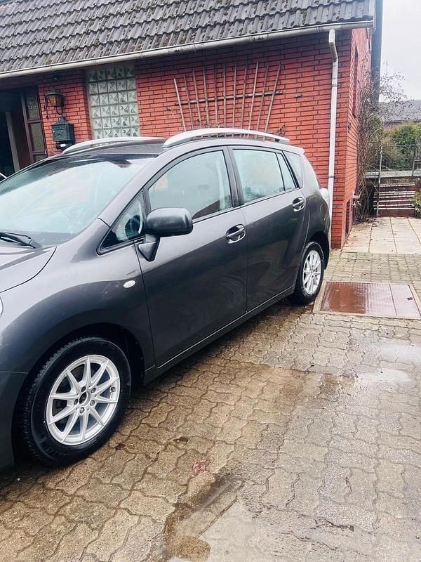 Gebraucht Toyota Verso 126 PS (92 kW) 2012 Grau Van / Kleinbus