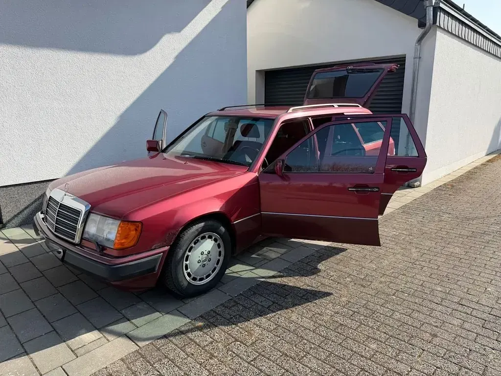 Gebraucht Mercedes 230 132 PS (97 kW) 1992 Rot Limousine