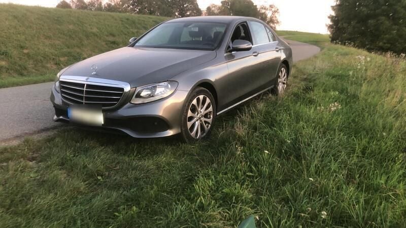 Gold Gebraucht 2018 Mercedes E220 Limousine | 28.500 € - Bild 1/4