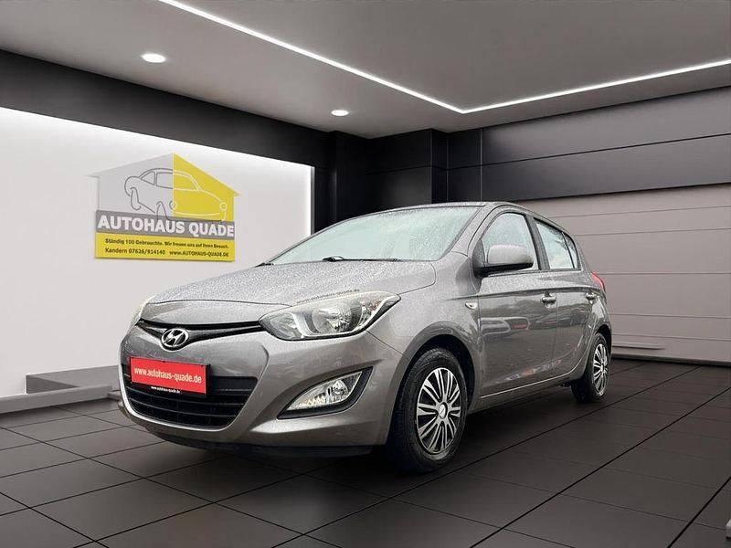 Grau Gebraucht 2013 Hyundai i20 Edition Limousine | 5.999 € (Teuer) - Bild 1/4