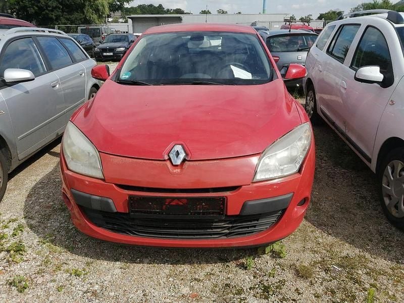 Rot Gebraucht 2009 Renault Mégane III Dynamique Limousine | 2.400 € (Guter Preis) - Bild 1/4