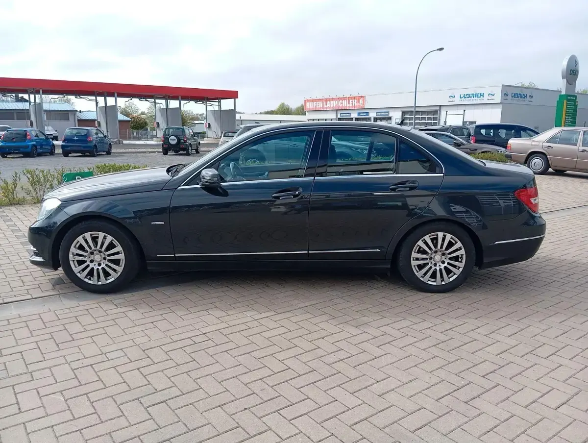 Gebraucht Mercedes C180 Elegance 156 PS (114 kW) 2013 Grau Limousine