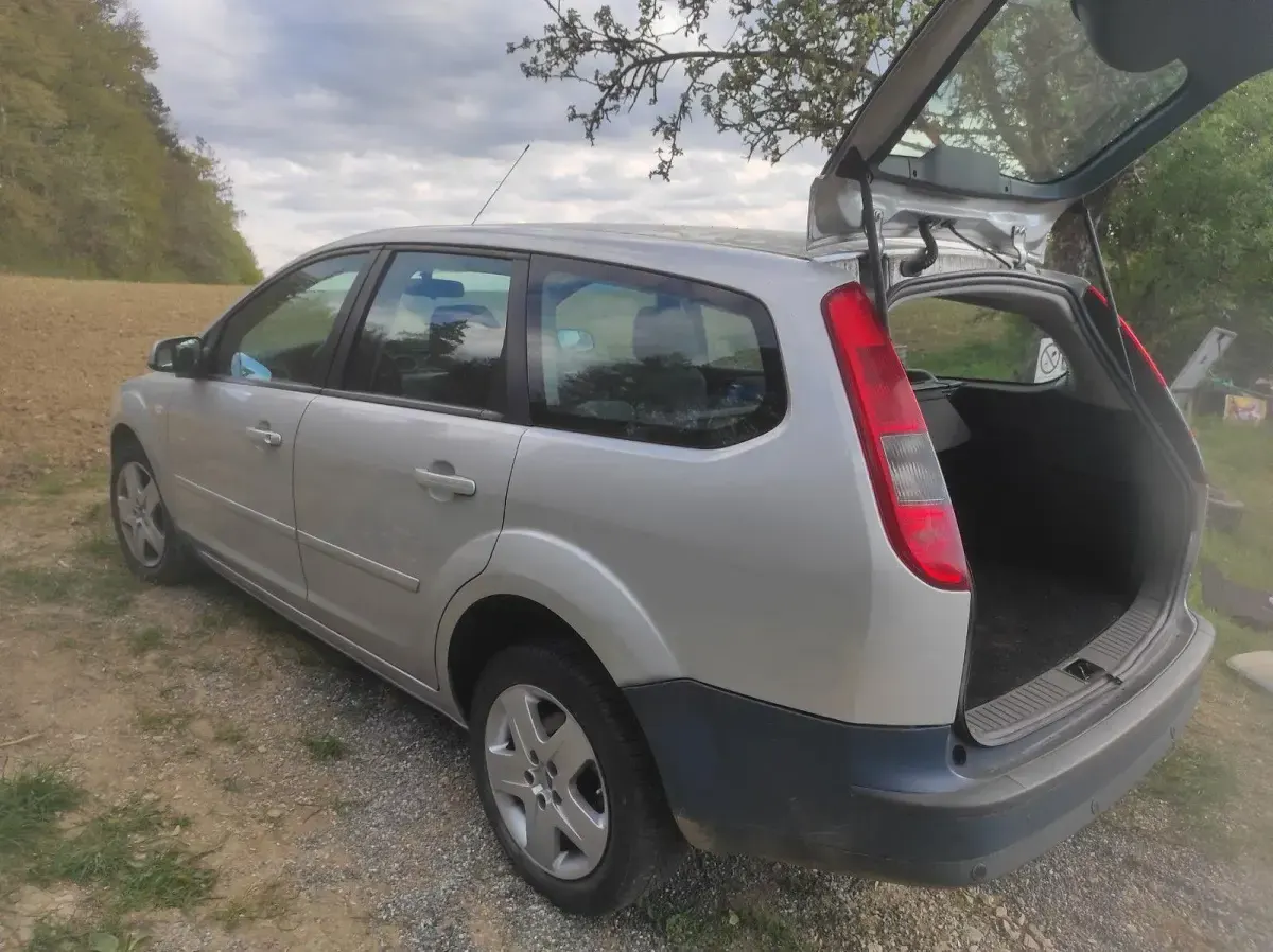 Gebraucht Ford Focus Ambiente 101 PS (74 kW) 2007 Silber Limousine