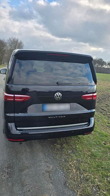 Gebraucht VW Multivan Style 150 PS (110 kW) 2023 Schwarz Van