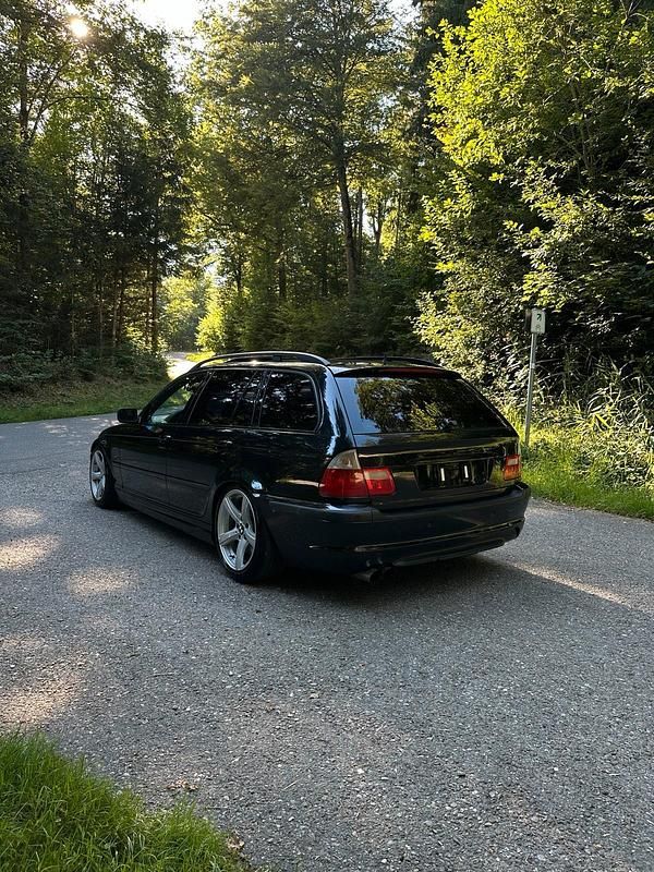 Schwarz Gebraucht 2001 BMW 330 Kombi | 4.999 € (Fairer Preis) - Bild 1/4