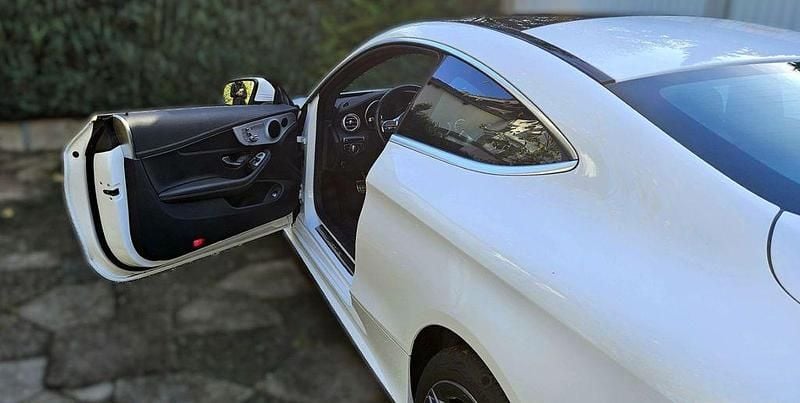 Gebraucht Mercedes C300 AMG 258 PS (189 kW) 2022 Weiß Coupé