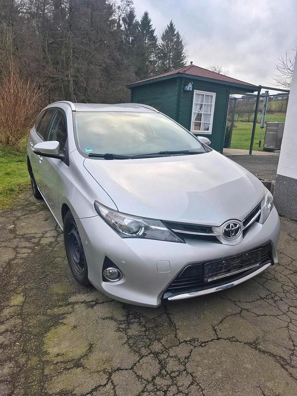 Silber Gebraucht 2013 Toyota Auris Kombi | 6.800 € (Fairer Preis) - Bild 1/4