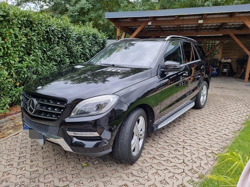 Schwarz Gebraucht 2012 Mercedes ML350 SUV | 20.900 € - Bild 1/4