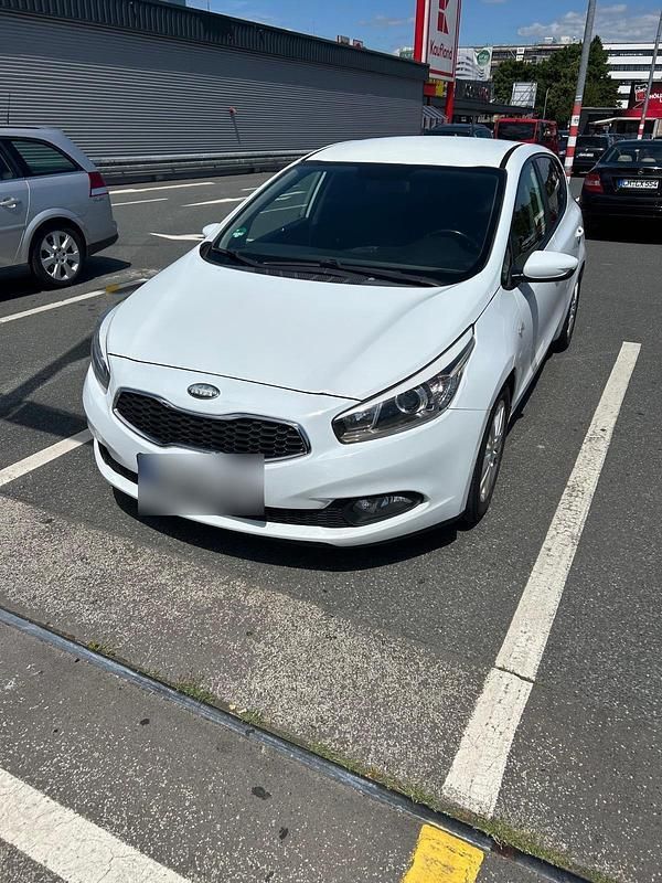 Weiß Gebraucht 2013 Kia Ceed Limousine | 4.099 € - Bild 1/4