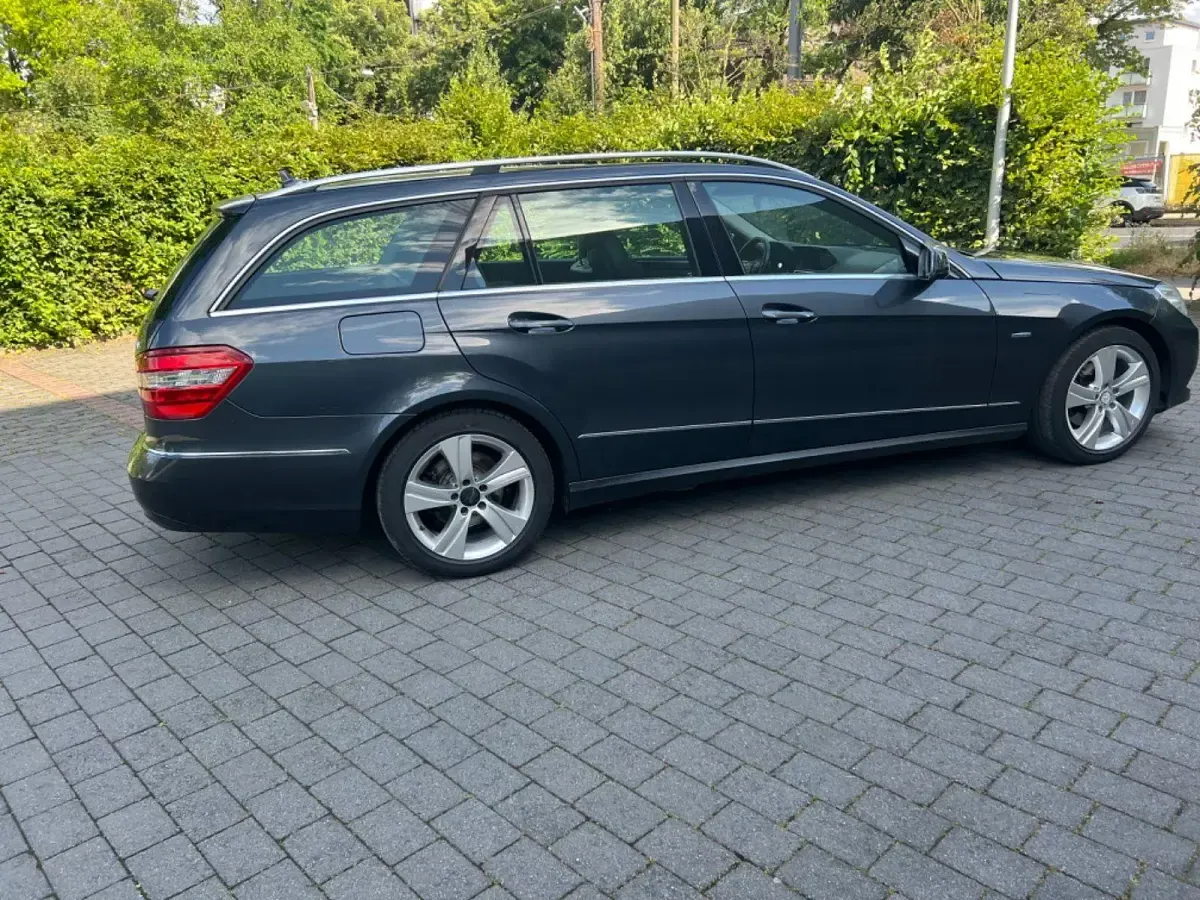 Usado Mercedes E220 170 CV (125 kW) 2011 Gris Familiar