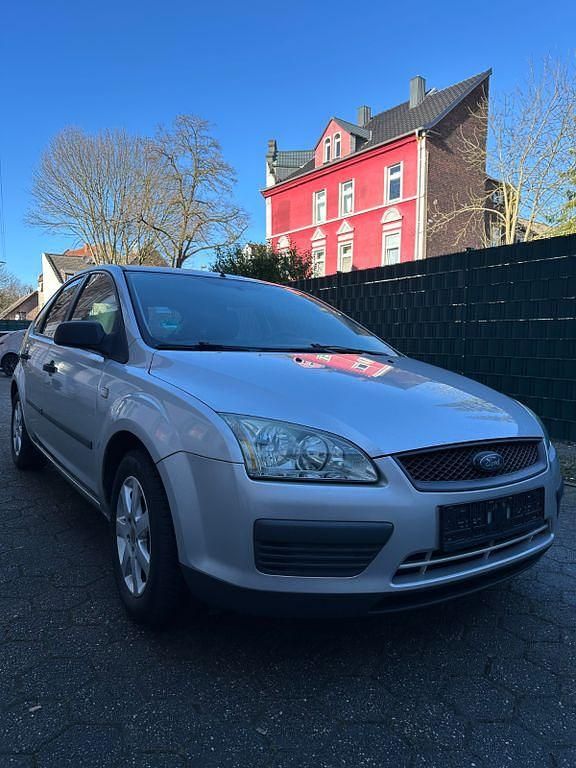 Gebraucht Ford Focus Ambiente 101 PS (74 kW) 2005 Silber Limousine
