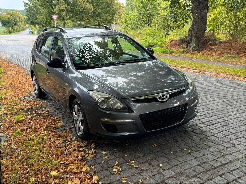 Grau Gebraucht 2009 Hyundai i30 Kombi | 2.700 € (Fairer Preis) - Bild 1/4