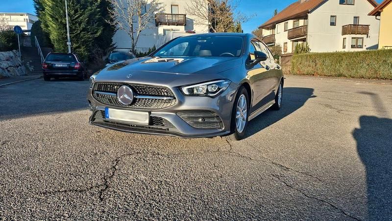 Grau Gebraucht 2020 Mercedes CLA180 Shooting Brake AMG line Kombi | 23.950 € (Fairer Preis) - Bild 1/4
