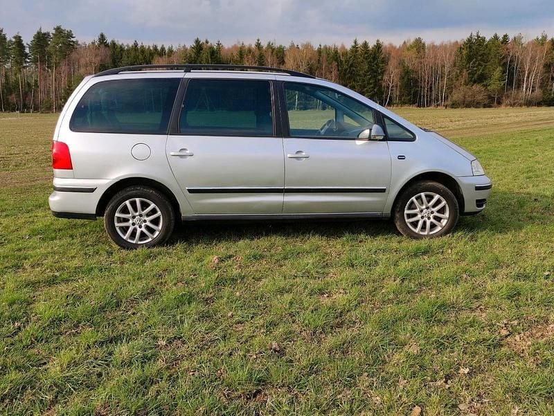 Second-hand VW Sharan 131 CP (96 kW) 2004 Argintiu Monovolum