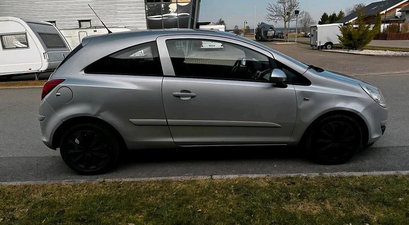 Gebraucht Opel Corsa 80 PS (58 kW) 2007 Silber Kleinwagen
