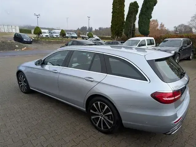 Gebraucht Mercedes E300 Avantgarde 320 PS (235 kW) 2022 Hightech silber Kombi