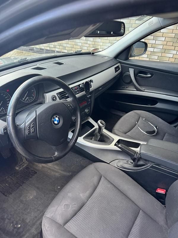 Gebraucht BMW 318 140 PS (102 kW) 2009 Grau Kombi