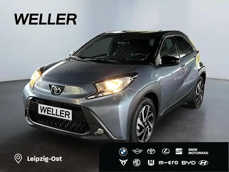 Celestite grey metallic/ dach mysticschwarz mica (grau) Neu 2025 Toyota Aygo Kleinwagen | 16.790 € - Bild 1/3