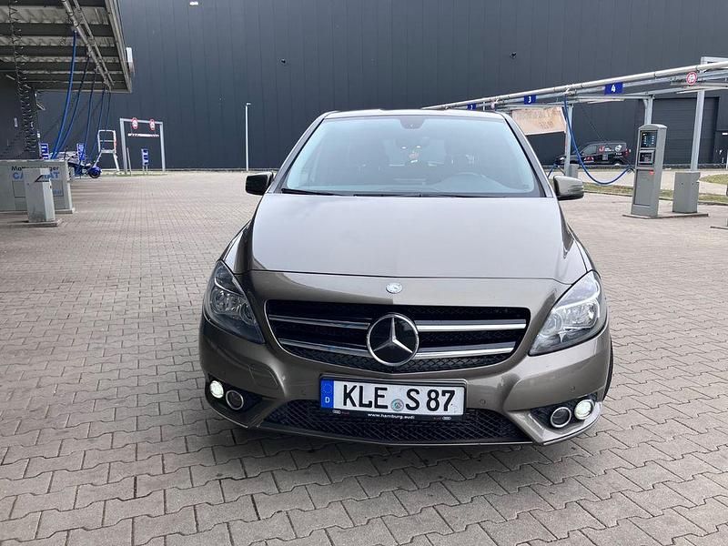 Braun Gebraucht 2012 Mercedes B180 Van / Kleinbus | 7.950 € (Guter Preis) - Bild 1/4