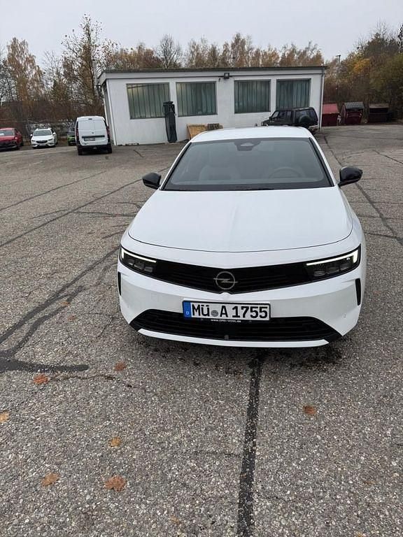 Neu Opel Astra Enjoy 131 PS (96 kW) 2025 Lack weiss banquise/typ aussen Limousine