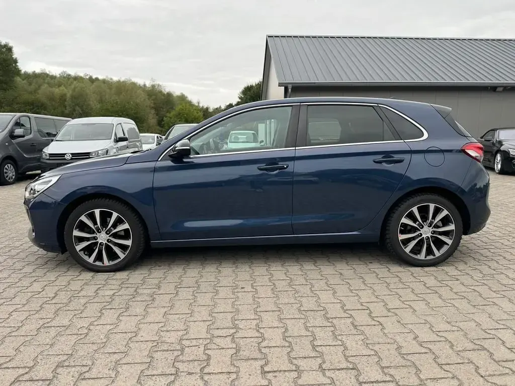 Gebraucht Hyundai i30 Intro Edition 120 PS (88 kW) 2017 Blau Limousine