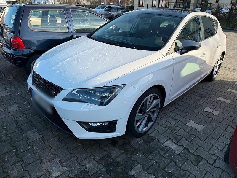 Weiß Gebraucht 2015 Seat Leon FR Limousine | 9.999 € (Guter Preis) - Bild 1/4